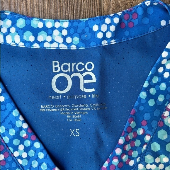 NEW Barco One Scrub Top Blue/Turquoise/Purple Women's Size XS - Picture 5 of 12